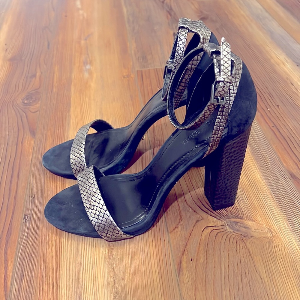 Pour La Victorie Navy/Snakeskin Heels